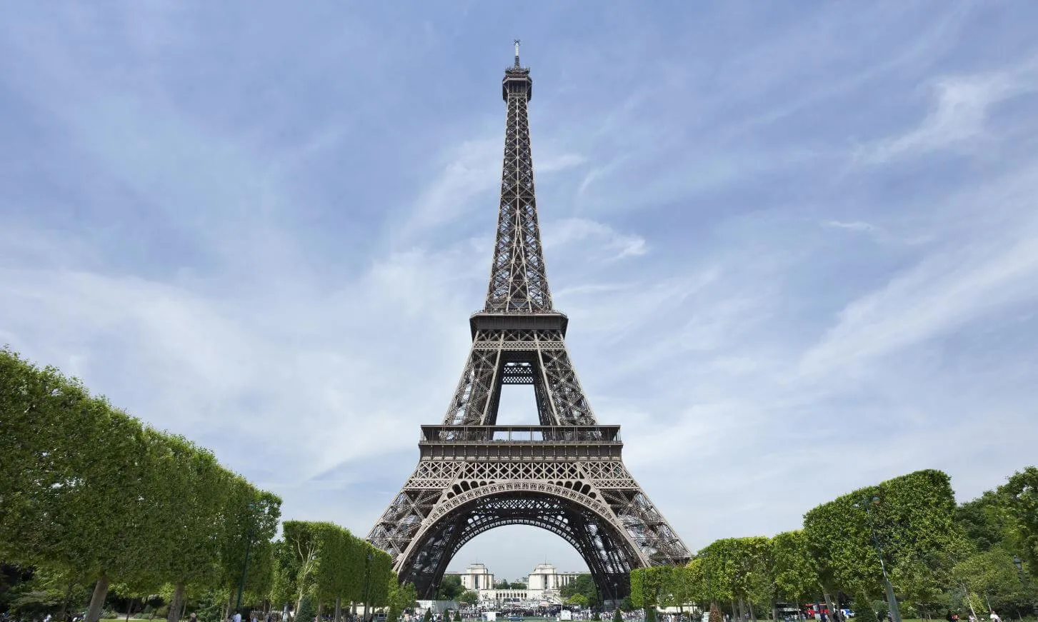 Tháp Eiffel ở Paris có gì thú vị?