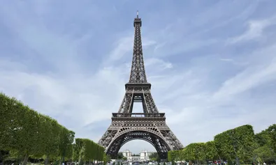 Tháp Eiffel ở Paris có gì thú vị?