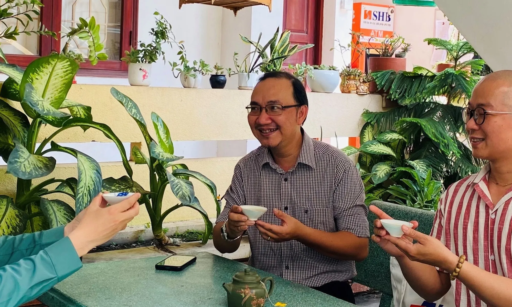 Ở nhà thì mình uống trà