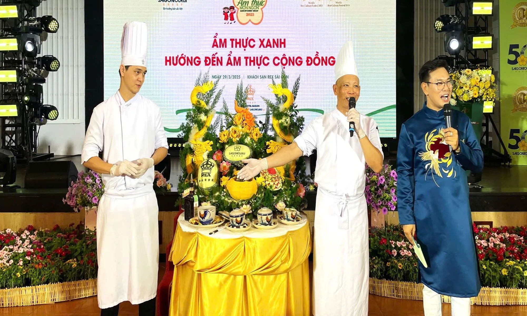 Ẩm thực xanh Gà đen hầm sơn dược ở Rex Hotel có gì đặc biệt?