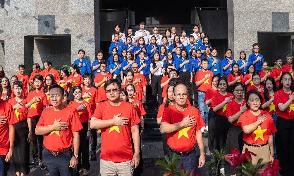 Lễ chào cờ đặc biệt của thầy và trò Trường Đại học Luật TP.HCM 