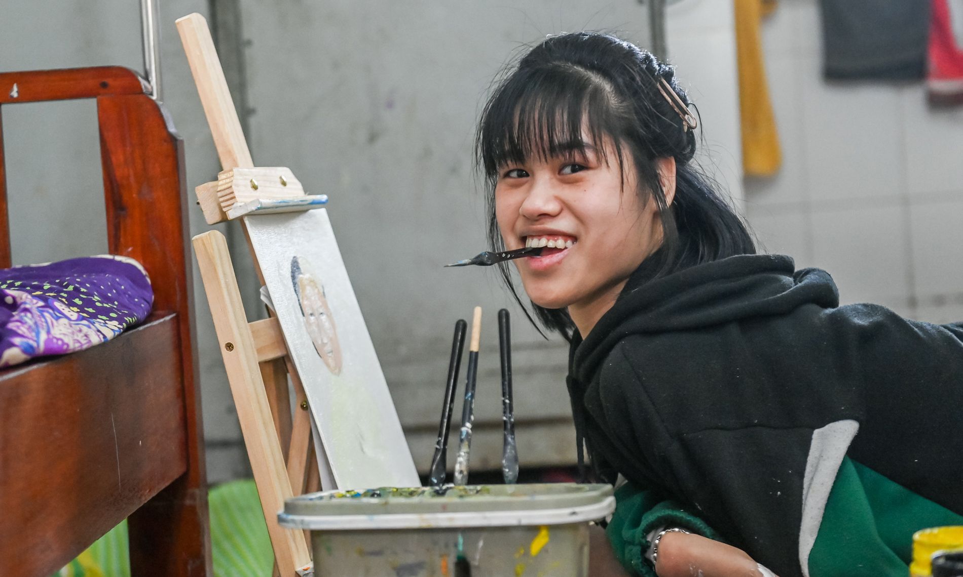 THƠM - CÔ HỌA SĨ VẼ TRANH BẰNG MIỆNG