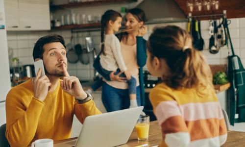 Dùng điện thoại khi bên con: Thói quen phổ biến nhưng gây hại lâu dài cho trẻ