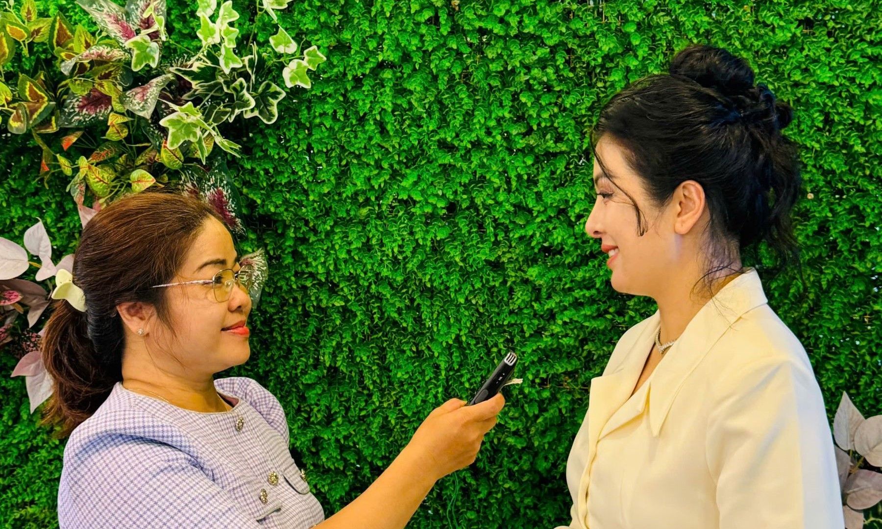 BTV Mỹ Trang trò chuyện với CEO Nhanh Travel Văng Thị Mỹ Nàng về quản trị số trong lĩnh vực du lịch.