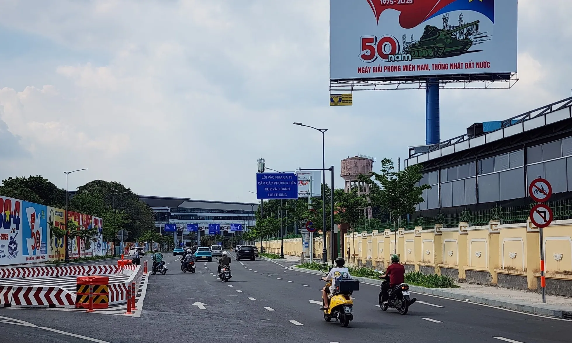 Nhiều xe máy vẫn còn nhầm lẫn khi muốn lưu thông vào nhà ga T3 sân bay Tân Sơn Nhất