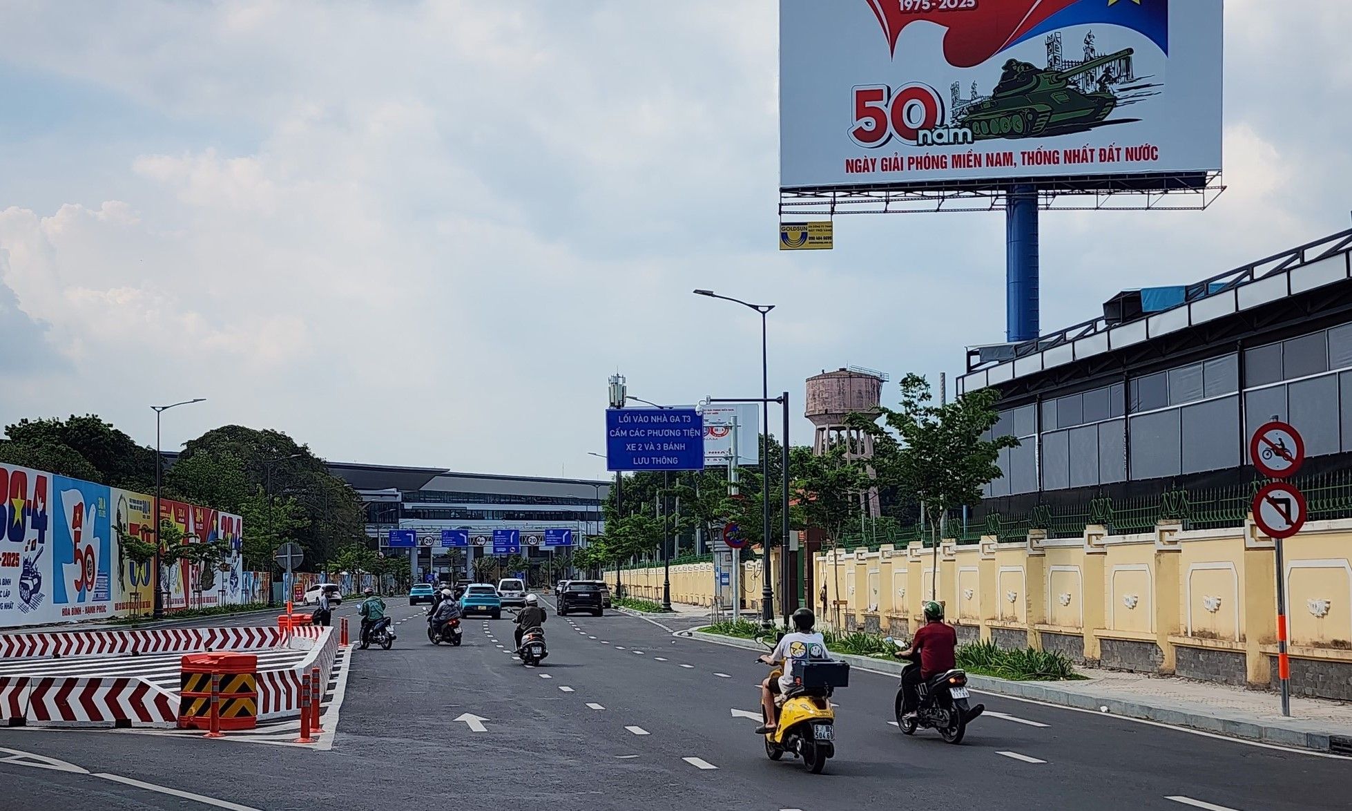 Nhiều xe máy vẫn còn nhầm lẫn khi muốn lưu thông vào nhà ga T3 sân bay Tân Sơn Nhất