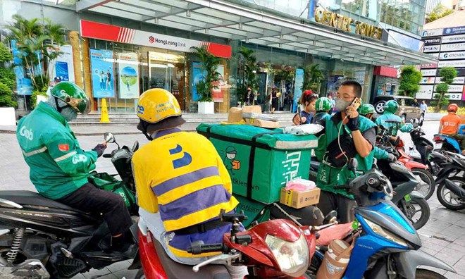 Tài xế xe công nghệ phân vân trước vụ chuyển đổi xe chạy xăng sang xe điện