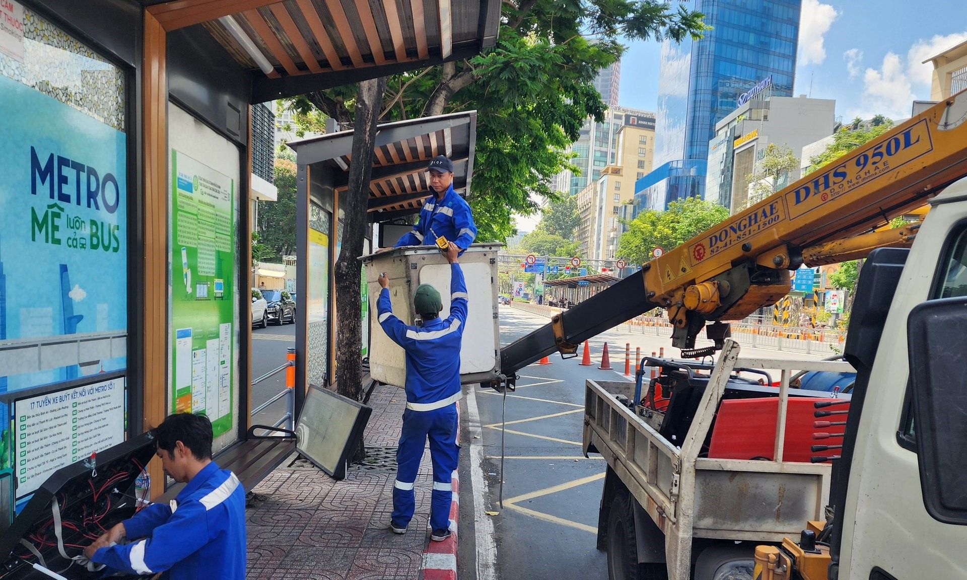 Các nhà chờ xe buýt ở TPHCM đang được rà soát khắc phục, sửa chữa 