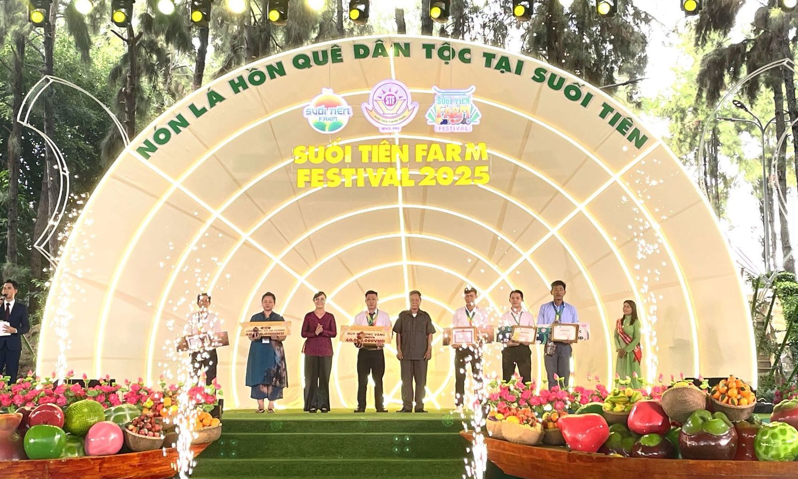 Suối Tiên trao giải 24 tác phẩm đạt giải Hội thi Tạo hình nghệ thuật bằng trái cây 2025