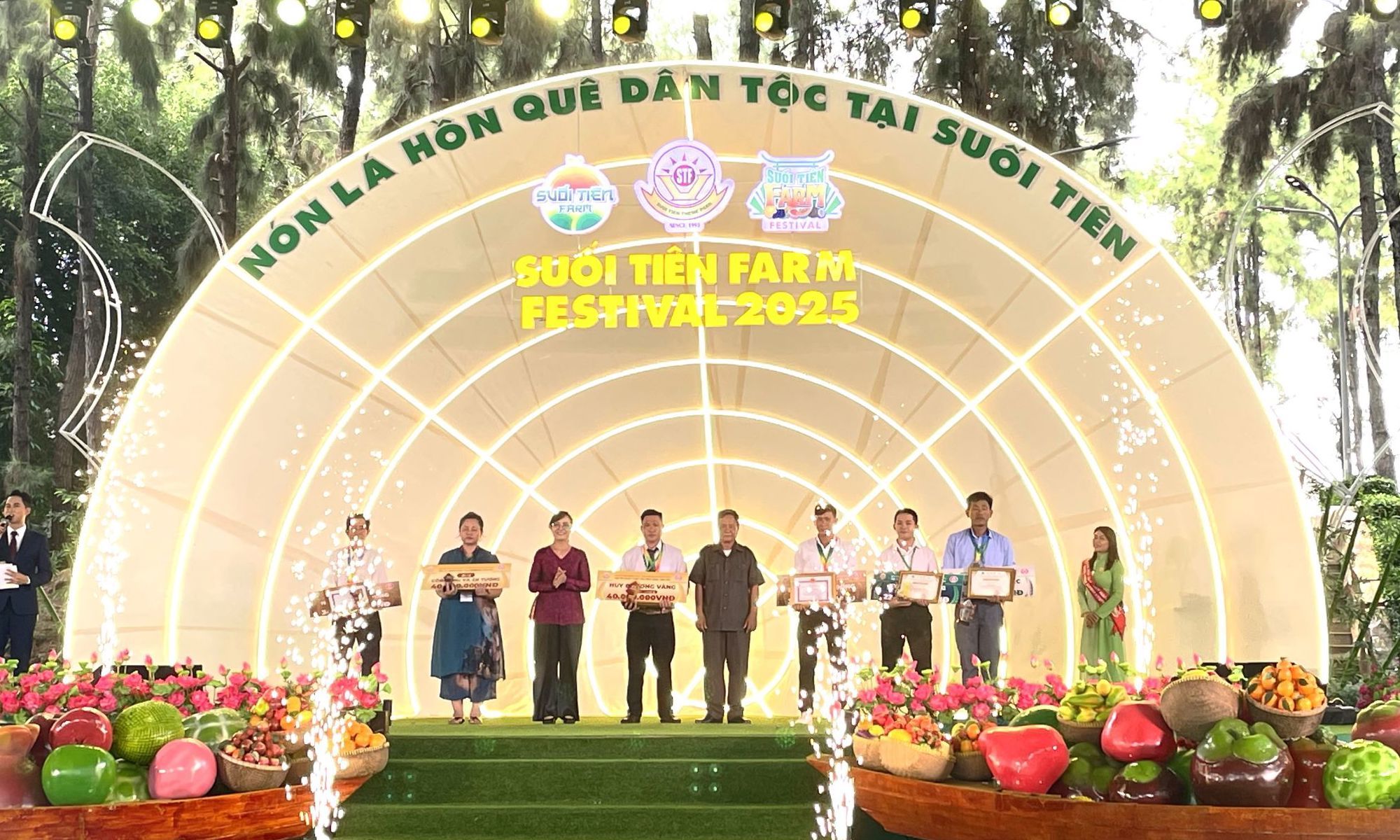 Suối Tiên trao giải 24 tác phẩm đạt giải Hội thi Tạo hình nghệ thuật bằng trái cây 2025