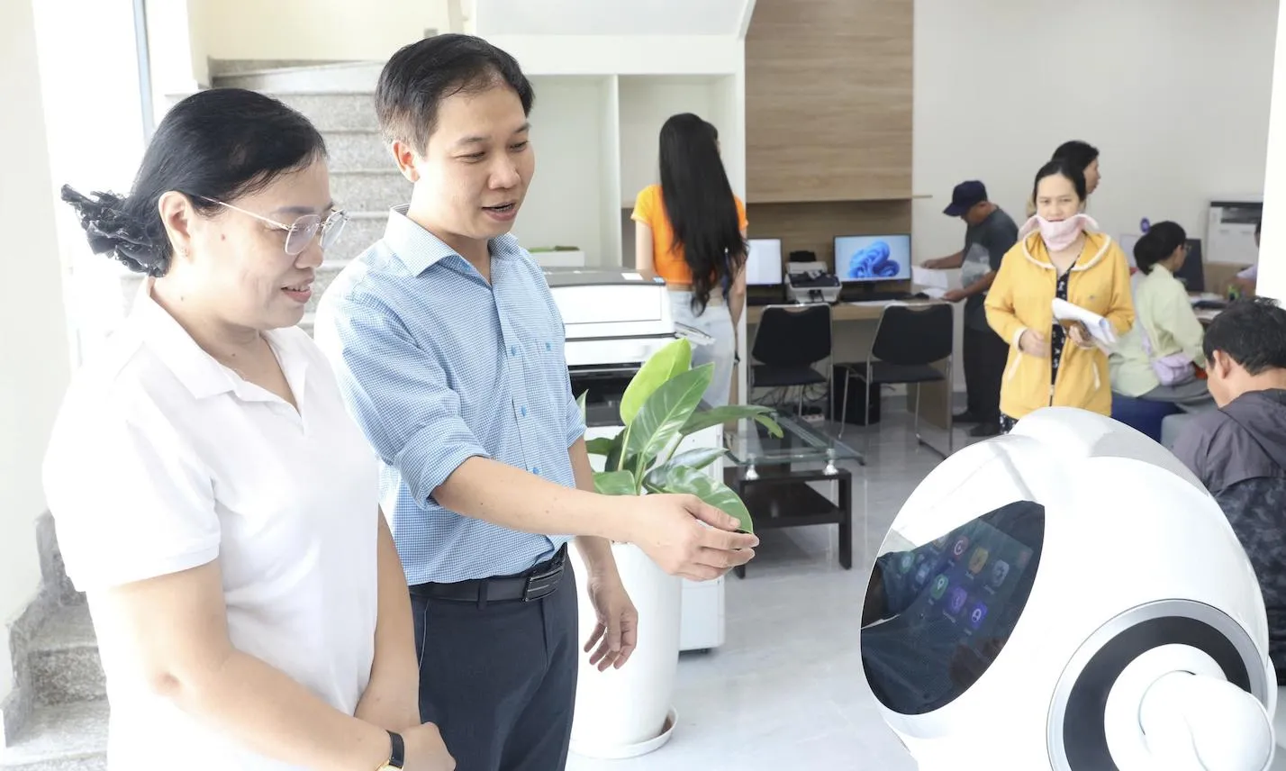 Nhiều phường tại TPHCM tiên phong ứng dụng robot hỗ trợ người dân trong thực hiện thủ tục hành chính