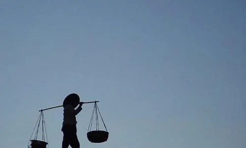 GIỮA HAI BỜ THƯƠNG YÊU