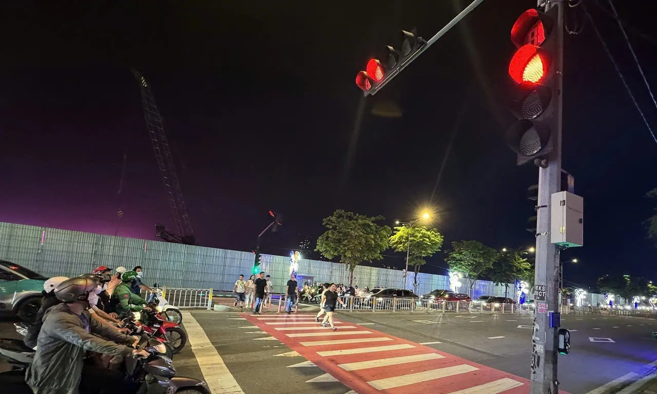 Sở Xây dựng TPHCM: Thí điểm đèn LED phát sáng trên vỉa hè và biển báo giao thông phát huy hiệu quả