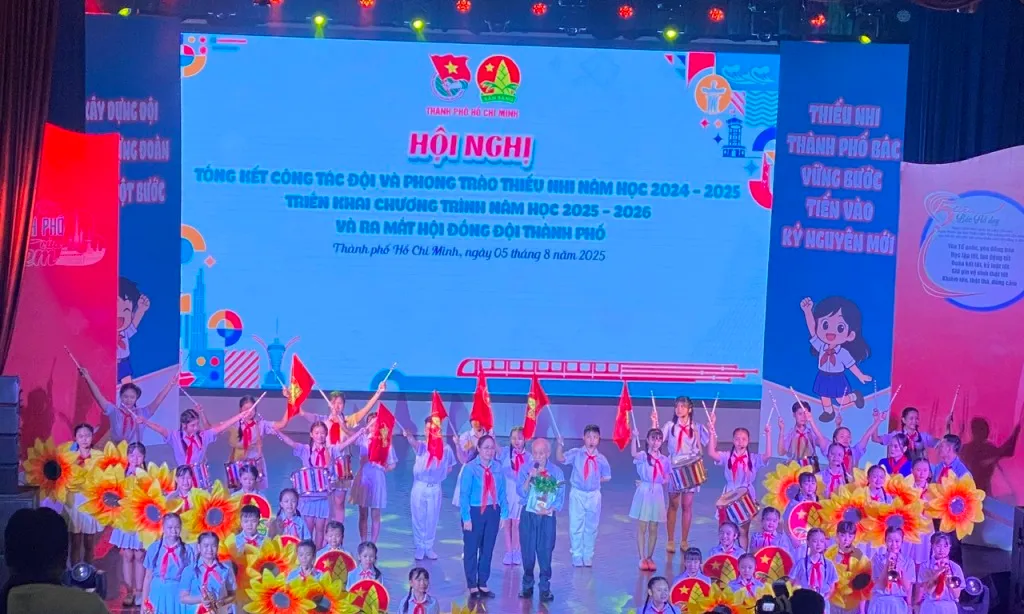 Hoa Xuân đất nước - Đội ta tiếp bước