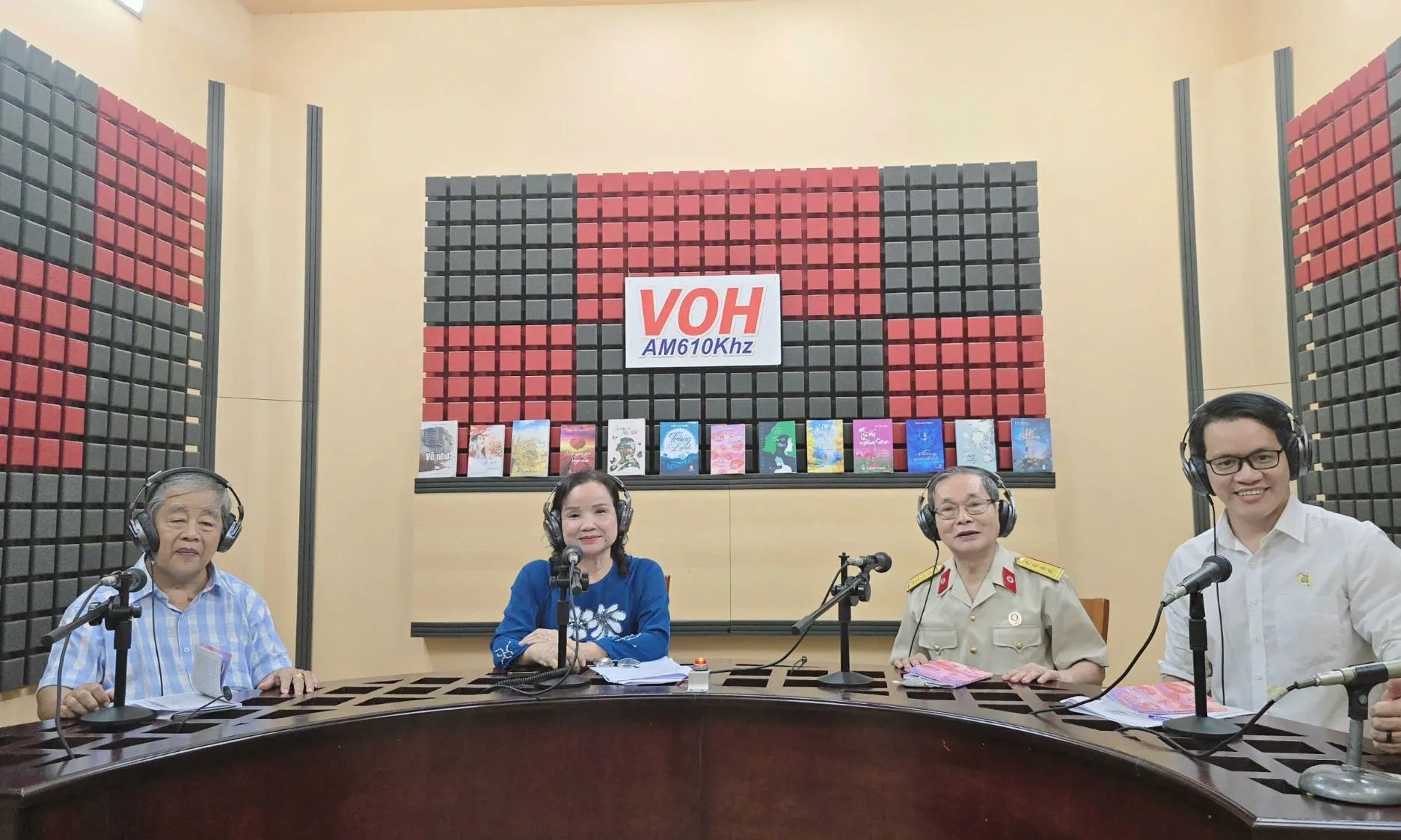 Những nụ hôn ấm lòng trong thơ bác sĩ Phạm Đình Phú ở tuổi 80