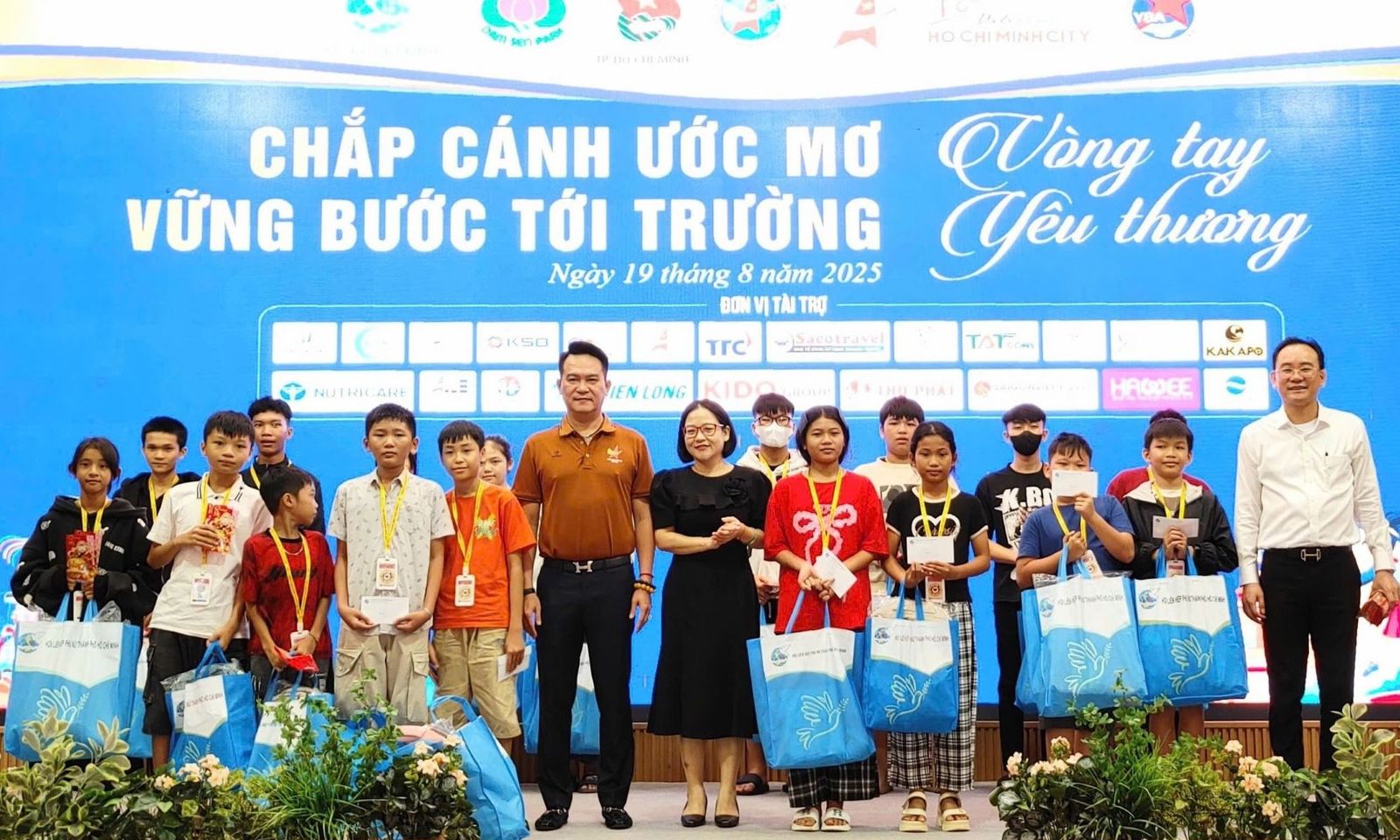 “Vòng tay yêu thương-Chắp cánh ước mơ”, nâng bước 3000 thiếu nhi khó khăn vững bước tới trường