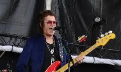 Nghệ sĩ đa năng Glenn Hughes