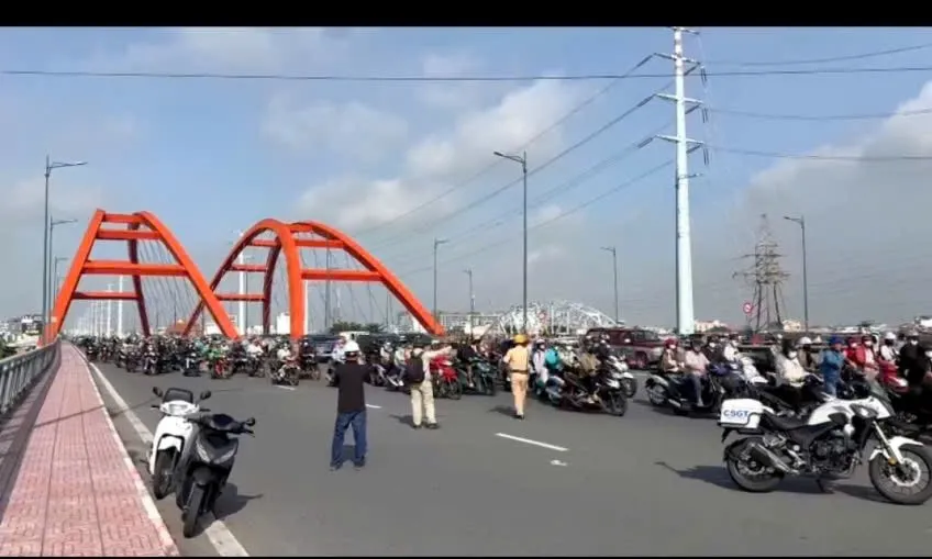 Phân luồng, đảm bảo an toàn giao thông khi thi công Nâng tĩnh không cầu Bình Triệu 1