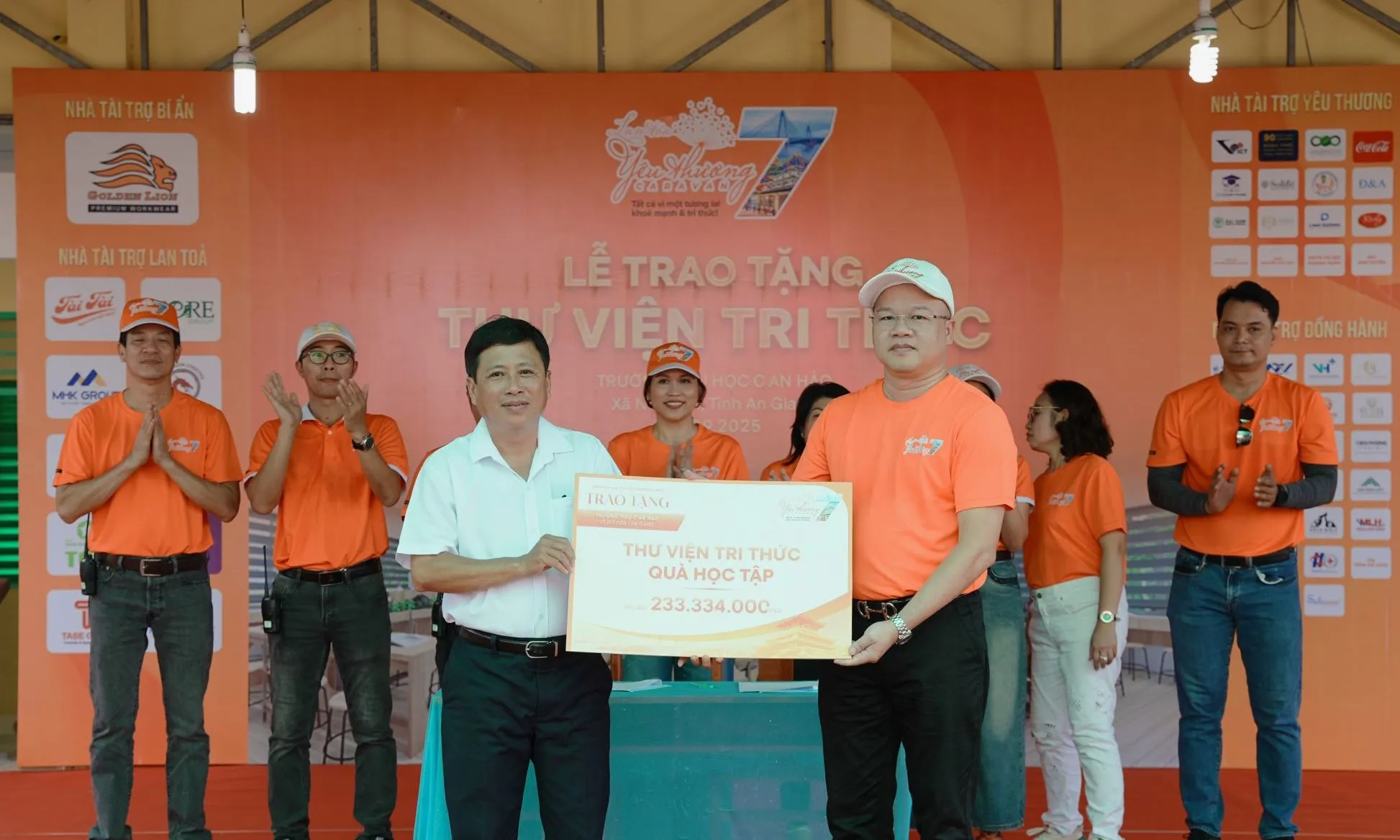 'Caravan Lan Tỏa Yêu Thương lần 7' trao 1500 phần qua cho trẻ em khó khăn ở Đồng Tháp và An Giang