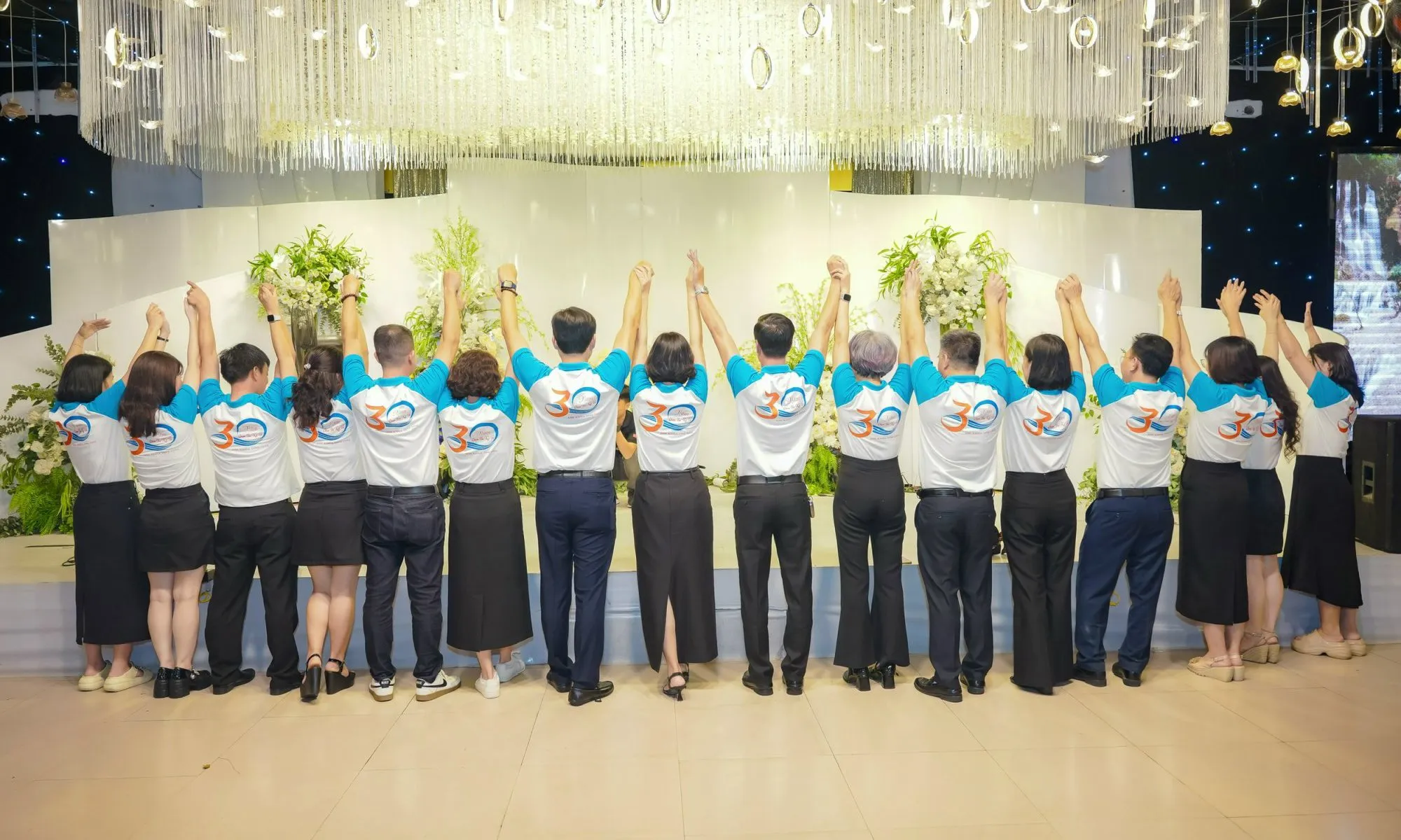  Đồng phục đội nhóm dùng một lần, tăng gánh nặng cho môi trường