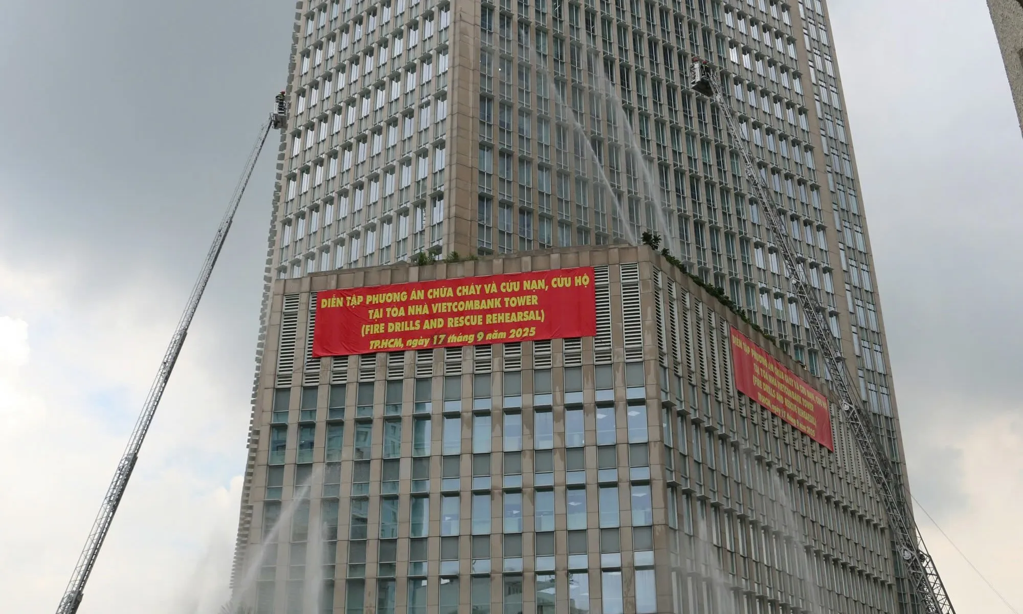 Hơn 1500 người thực tập phương án chữa cháy, cứu nạn cứu hộ tại tòa nhà Vietcombank Tower