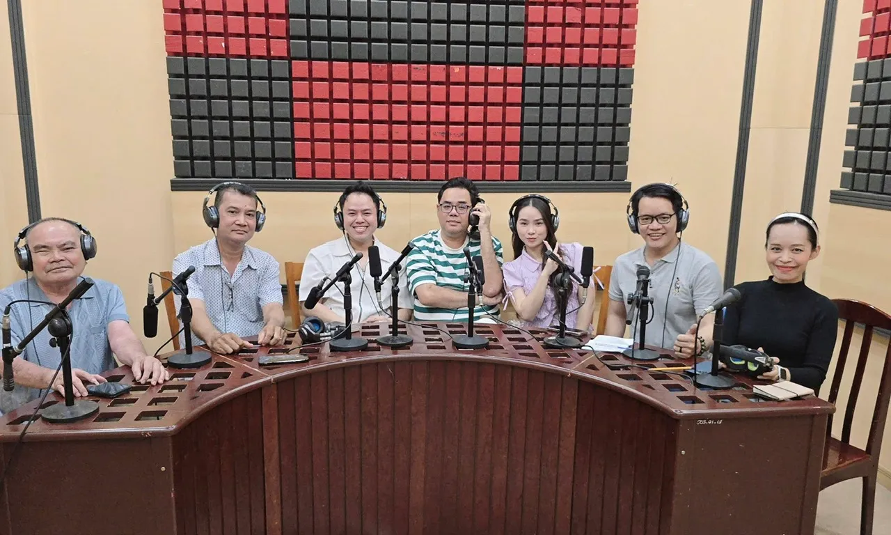 Giao lưu cùng ekip vở thể nghiệm Hồn thơ ngọc