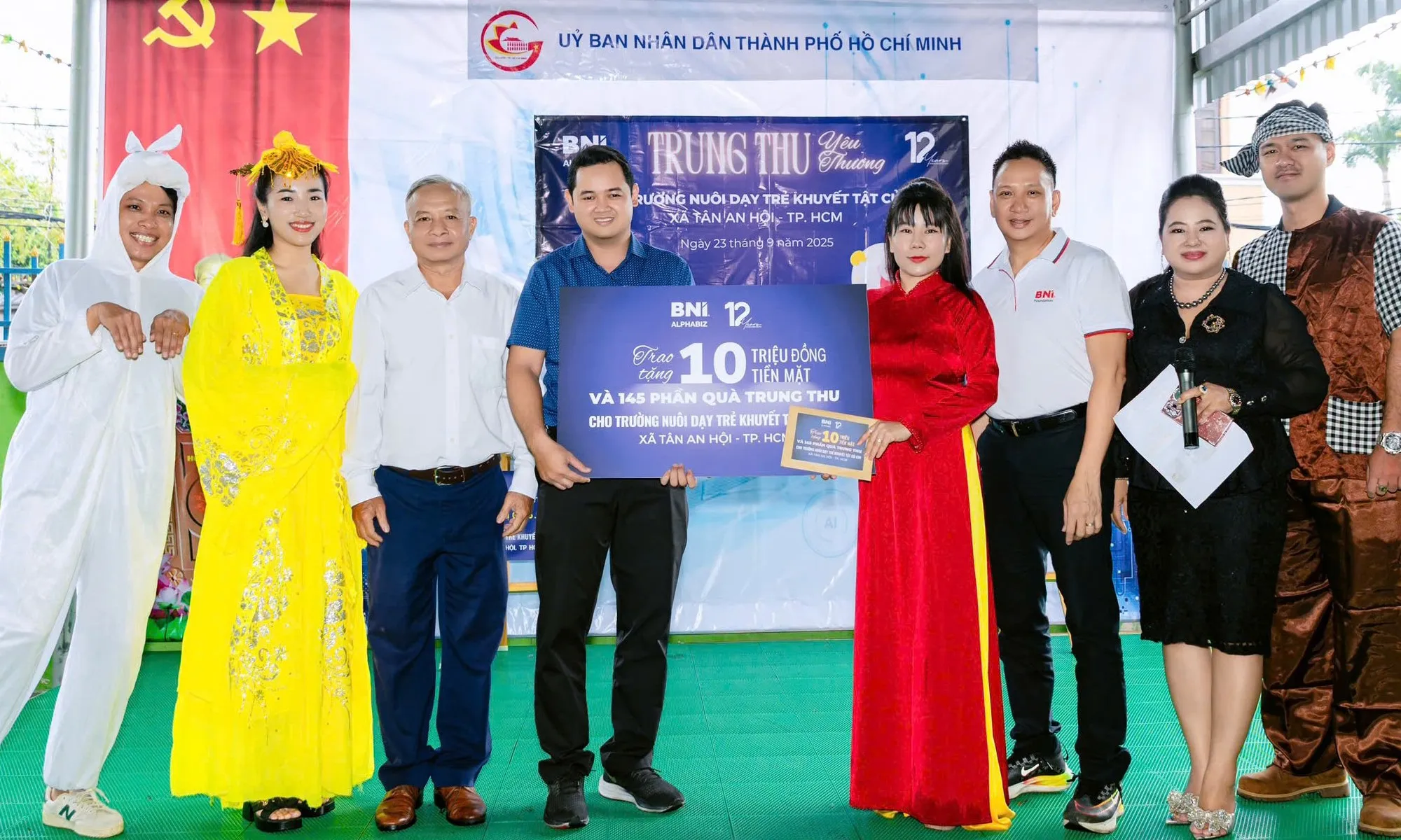 Mang trung thu ấm áp đến với học sinh Trường Nuôi dạy trẻ khuyết tật Củ Chi