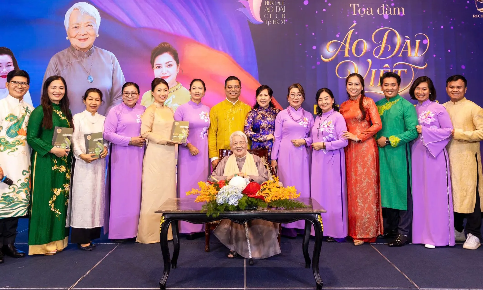 Áo dài đã đi cùng dân tộc trong những tháng ngày gian khó