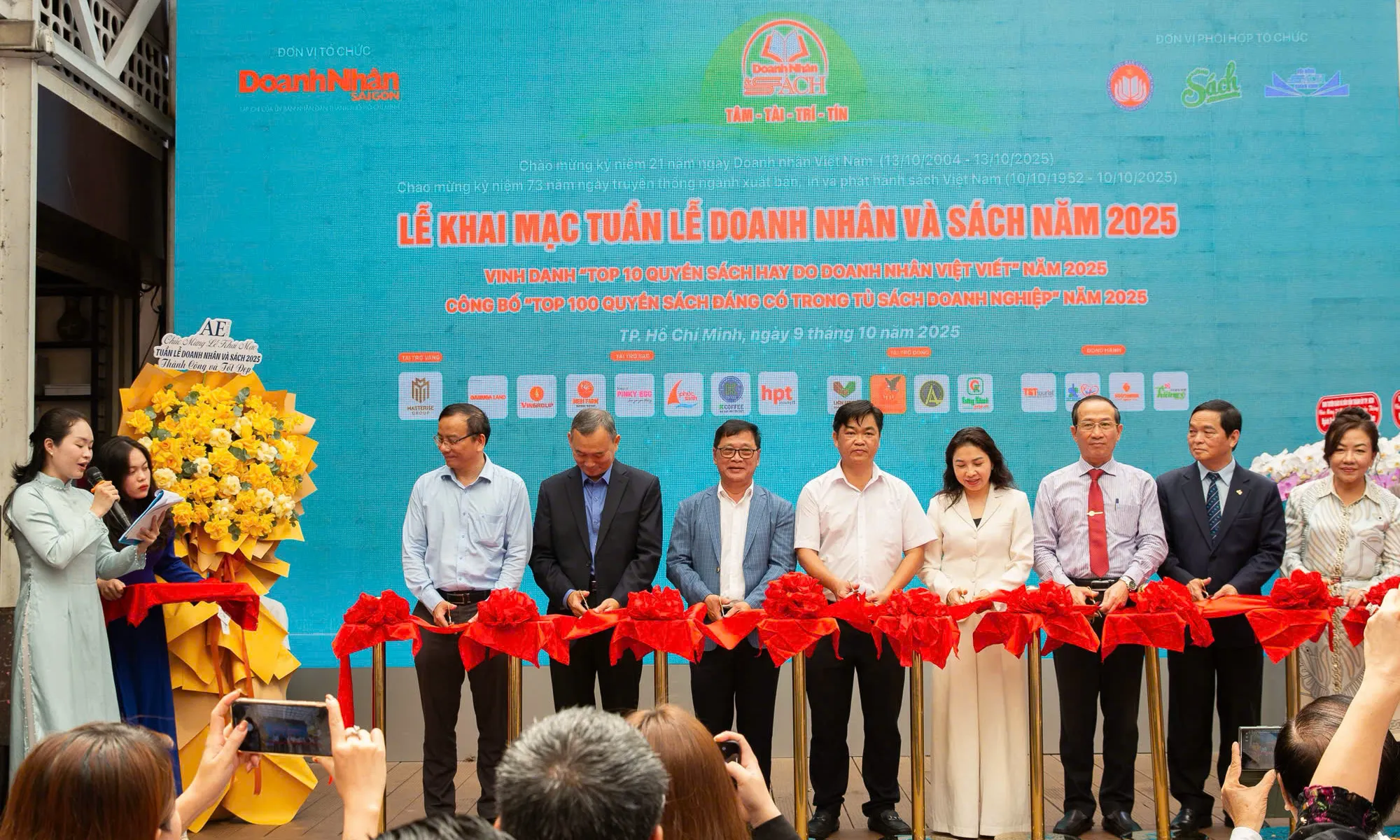 Tuần lễ Doanh nhân và Sách năm 2025 vinh danh “Top 10 Sách hay do Doanh nhân Việt viết”