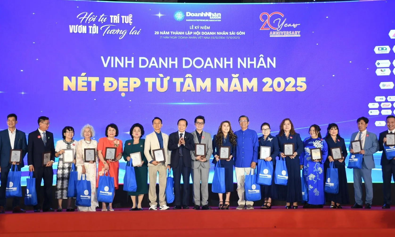 Lần đầu tiên có 150 doanh nhân được vinh danh 