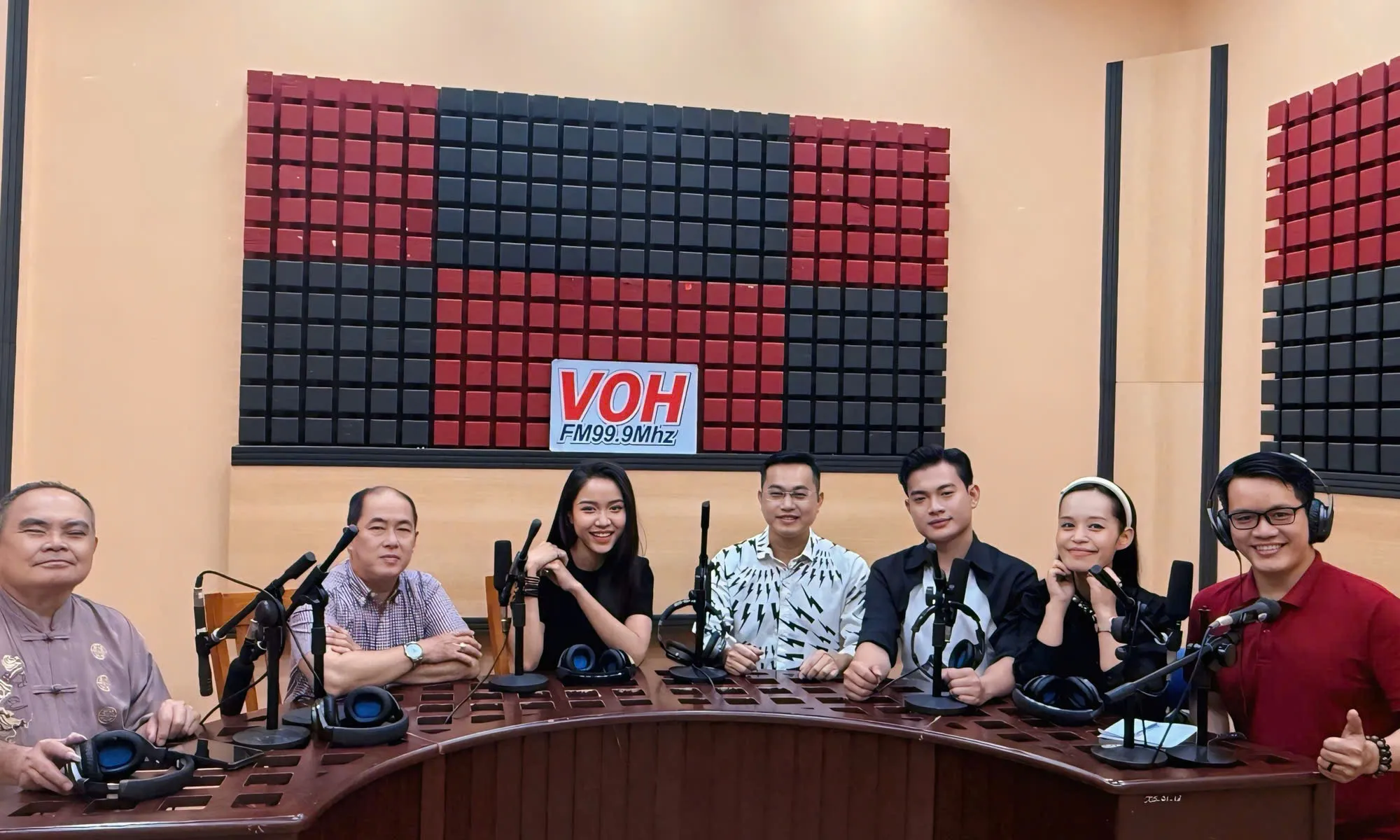 Giao lưu cùng ekip Gánh cỏ sông Hàn