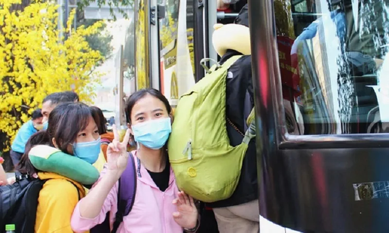 Người lao động khó khăn được công đoàn tặng 1,3 triệu đồng và 