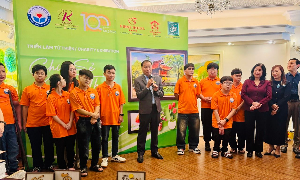 Triển lãm từ thiện “Chia sẻ yêu thương” vì người khuyết tật và trẻ mồ côi