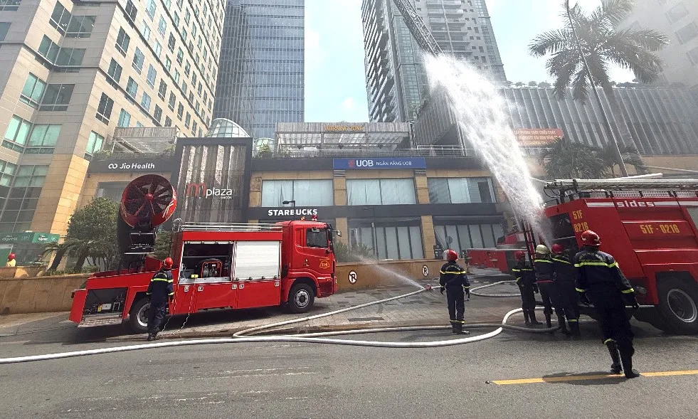 Cảnh sát PCCC và CNCH diễn tập chữa cháy cho 2 cao ốc