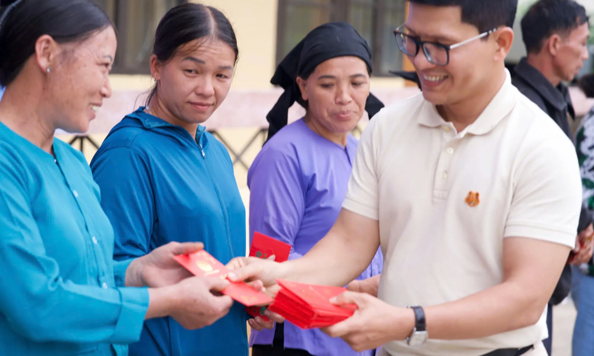 Chia sẻ khó khăn cùng 167 hộ dân bị ảnh hưởng bão số 10 ở xã Quang Hán,  tỉnh Cao Bằng