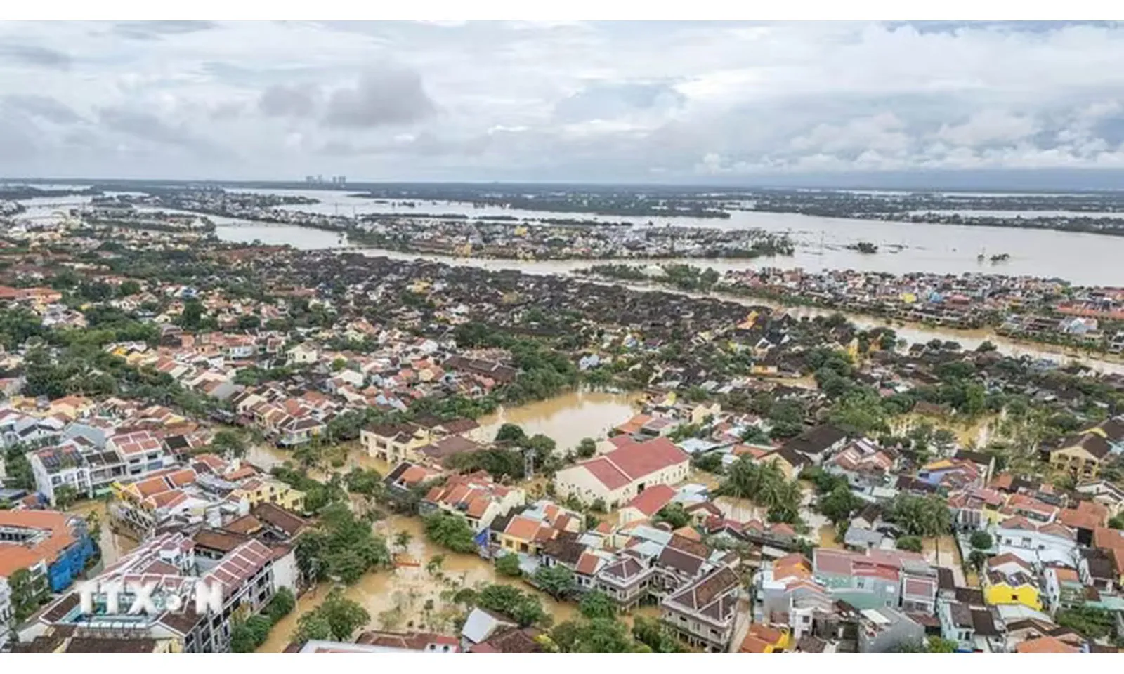 Mưa lũ miền Trung: 24 người chết, hàng trăm ngàn nhà bị ngập