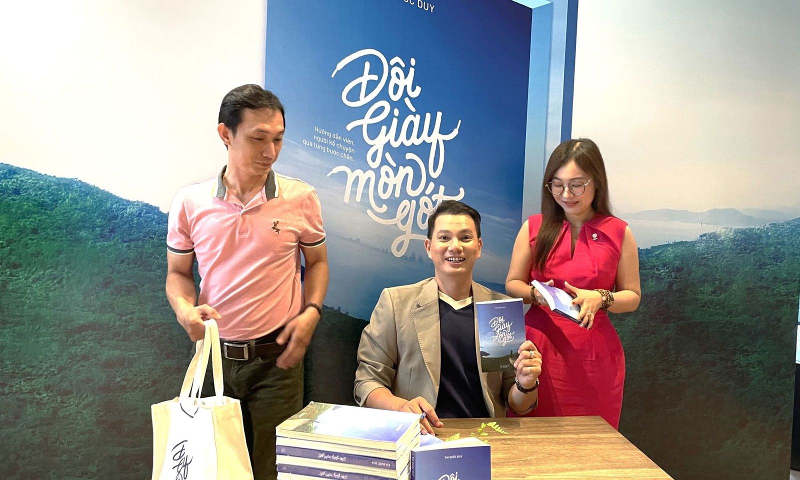 Ra mắt sách Đôi giày mòn gót của Tác giả trẻ Thi Quốc Duy