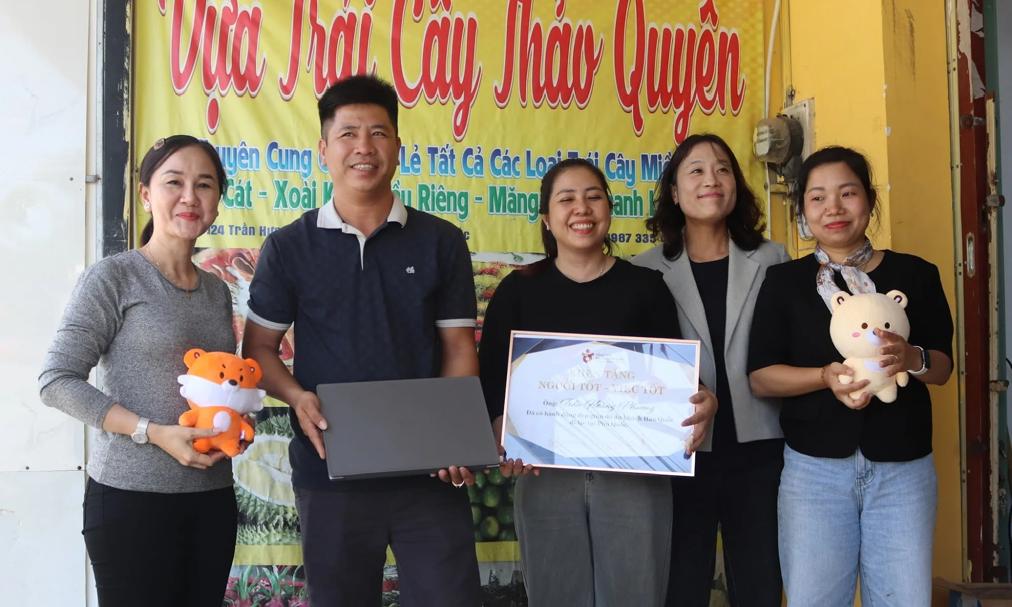 KTO tại Việt Nam tri ân chủ tiệm trái cây tại Phú Quốc giúp du khách Hàn Quốc đi lạc