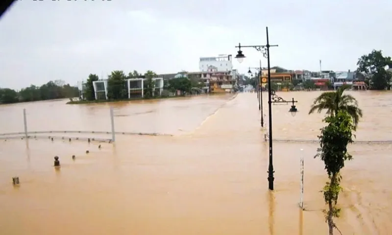 Miền Trung căng mình ứng phó mưa lũ