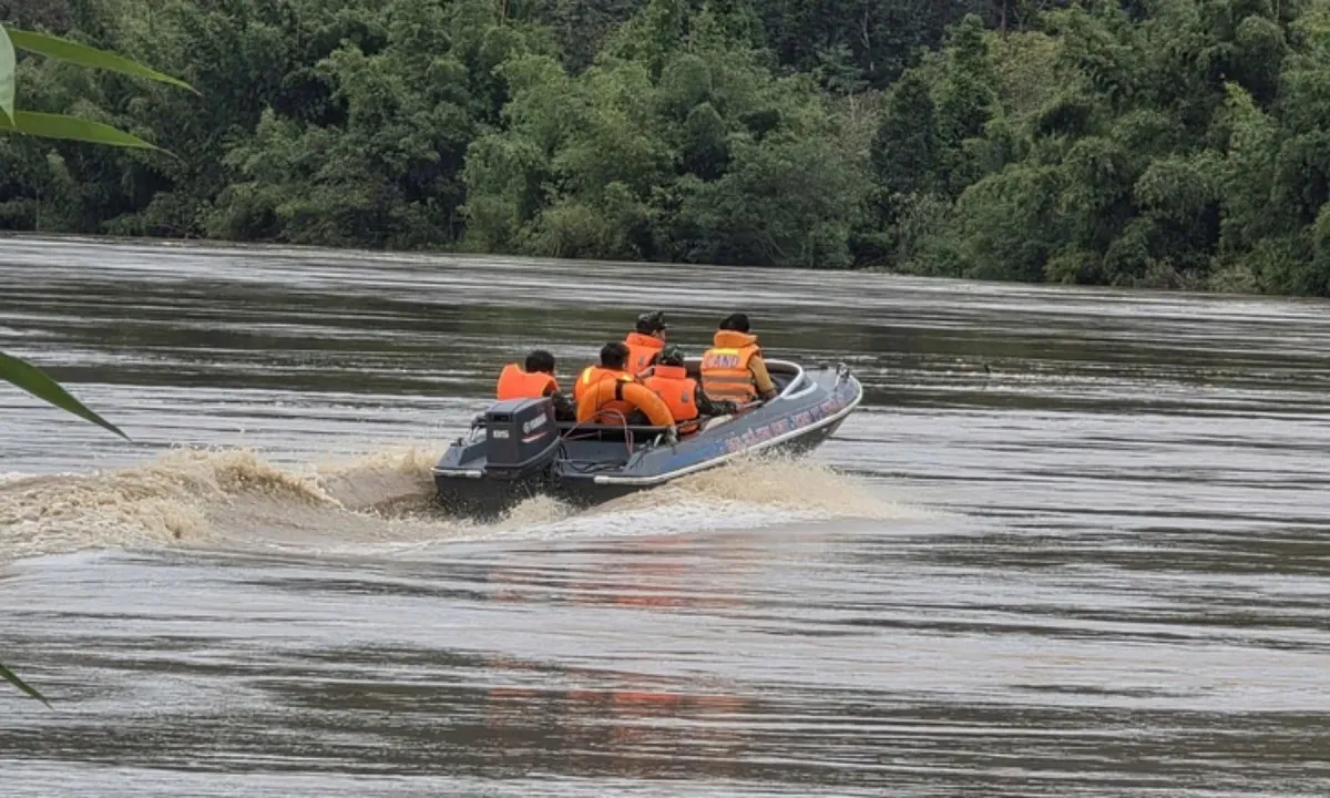 Quân đội xuất cấp 15 tấn lương khô hỗ trợ nhân dân vùng lũ