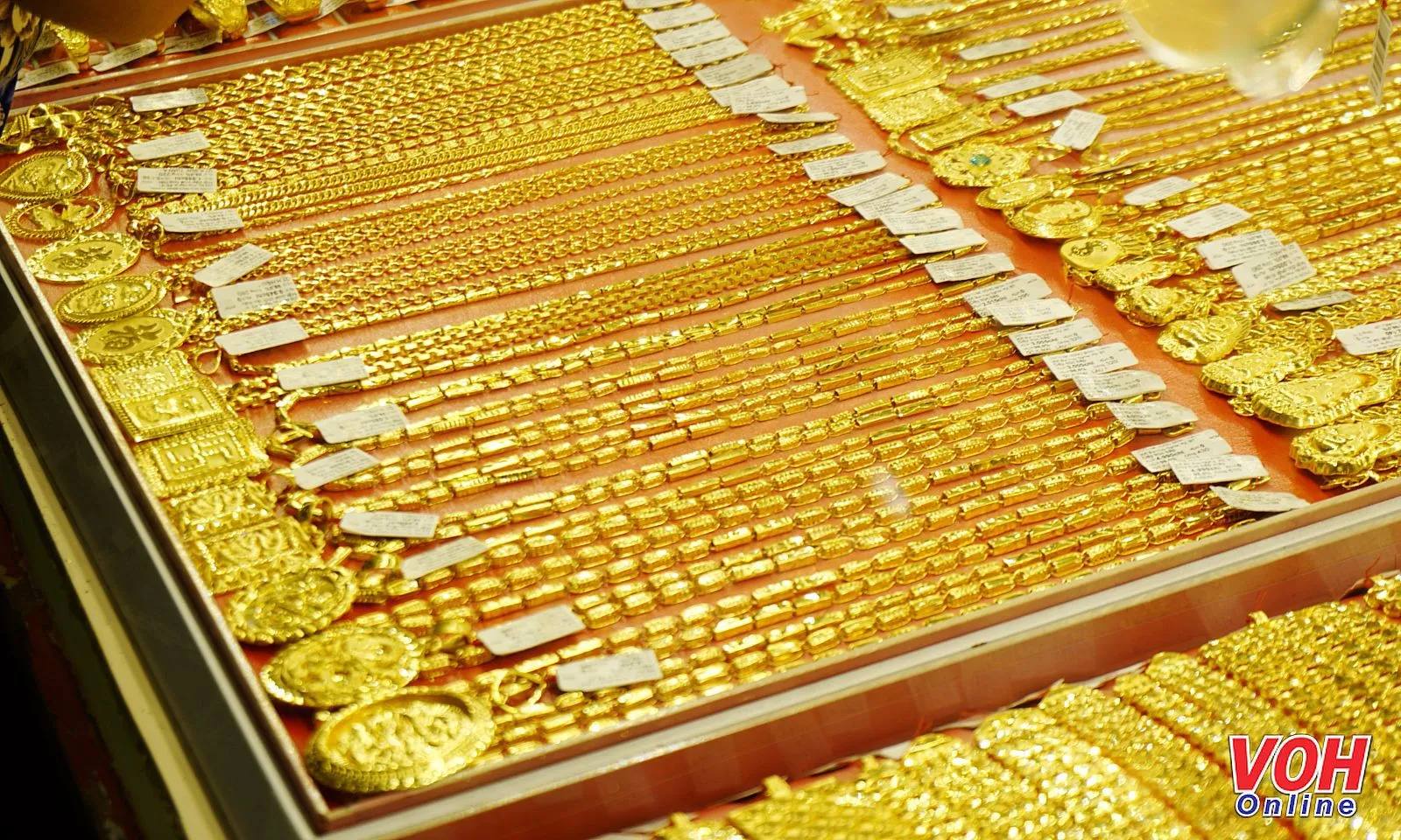 Giá vàng tăng mạnh, chênh lệch với thế giới tiếp tục nới rộng