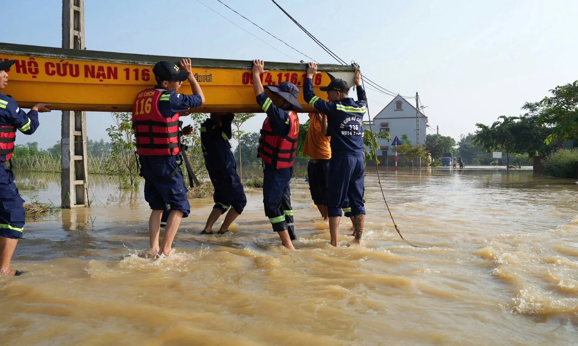 ĐỘI CỨU HỘ CỨU NẠN 116 - KHÔNG NGẠI LŨ DỮ, QUYẾT ĐƯA BÀ CON VÙNG TÂM LŨ RA KHỎI HIỂM NGUY