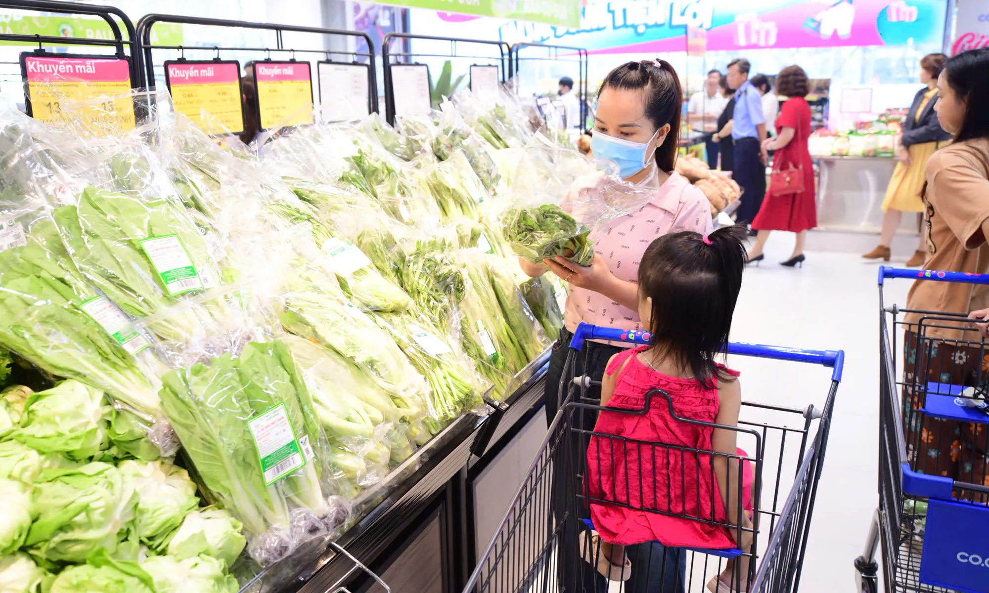 Cao điểm cuối năm 2025: TPHCM tăng cường kiểm tra, xử lý hàng gian, hàng giả, hàng kém chất lượng