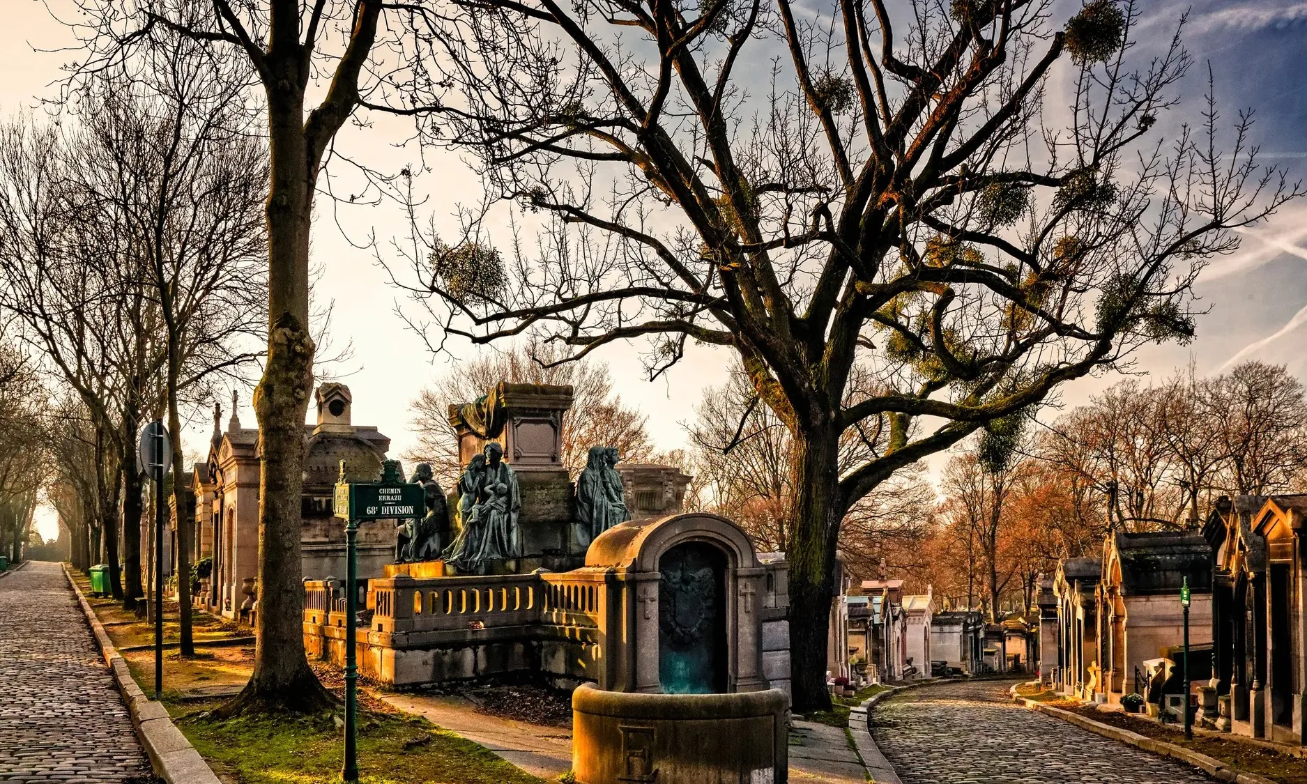 Père-Lachaise, một nghĩa trang có thể đi dạo như công viên