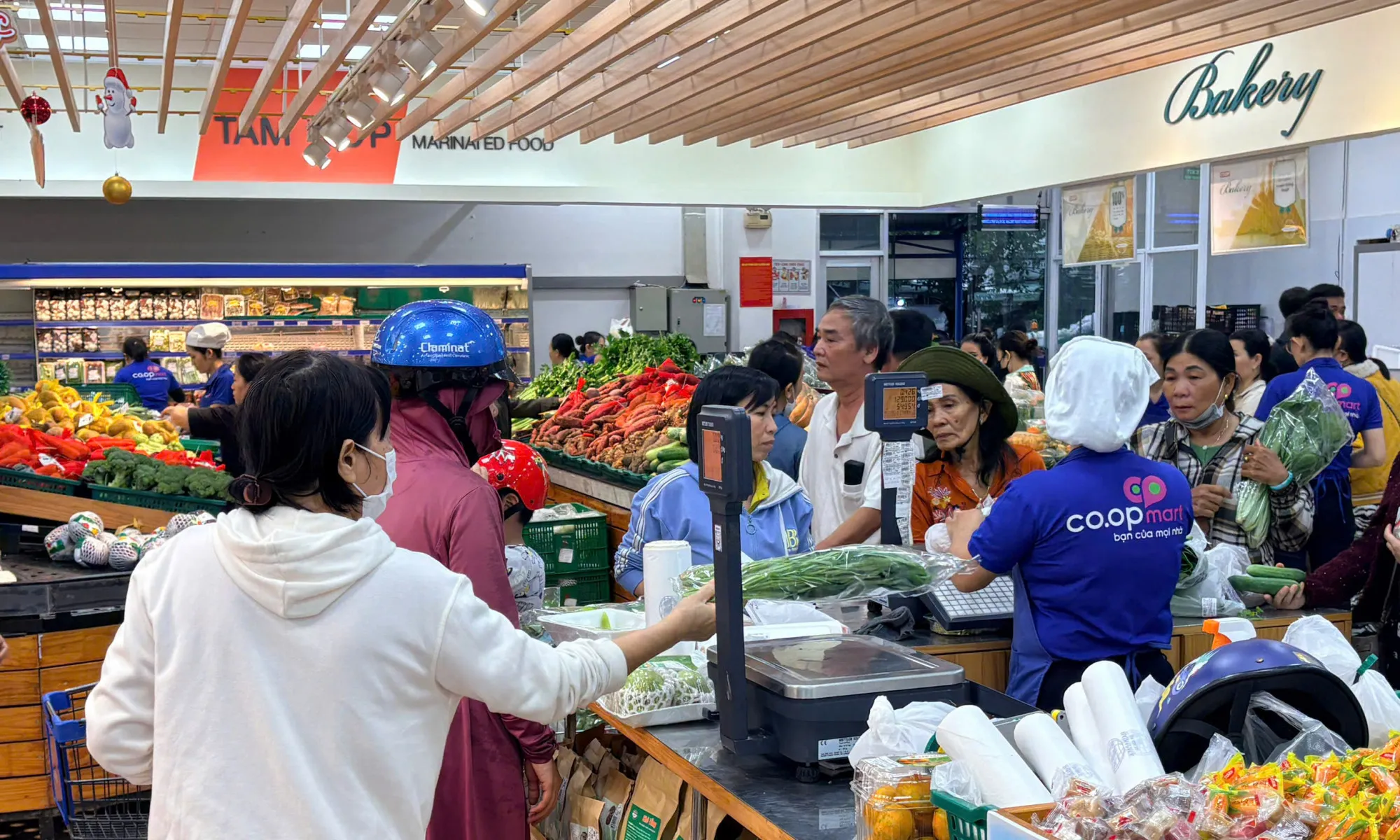 Điều tiết cung ứng nguồn hàng để đảm bảo giá cả thị trường tại các tỉnh bị bão lũ