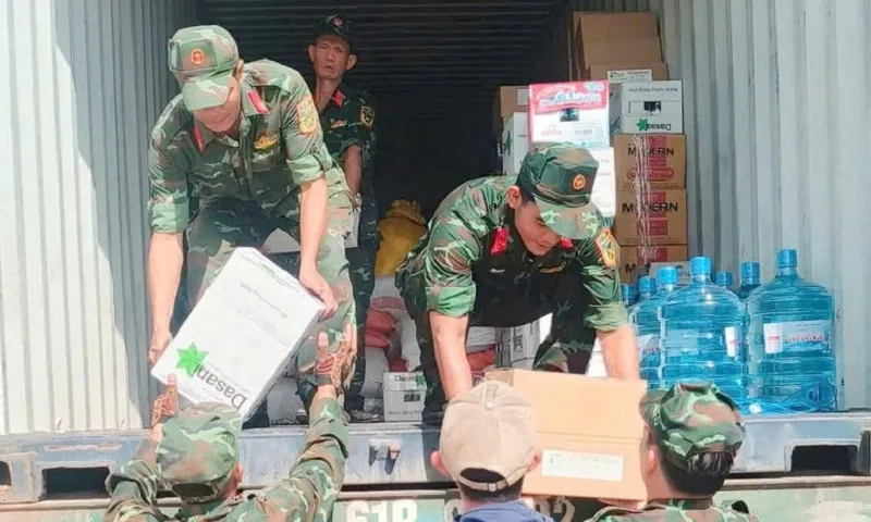 Gần 9.000 cán bộ, chiến sĩ chung tay khắc phục hậu quả mưa lũ