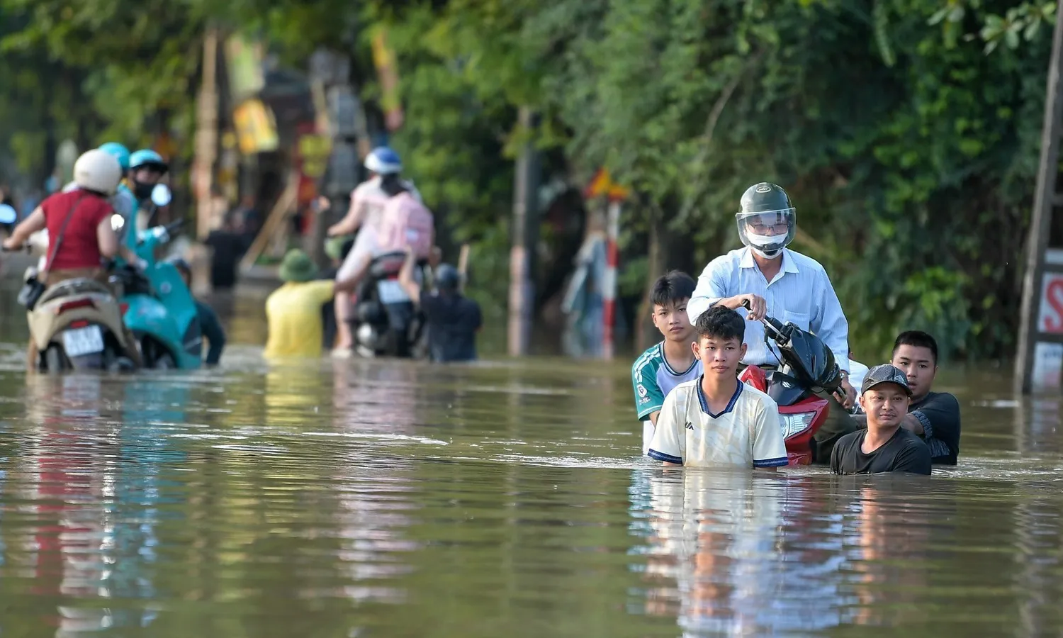“Ứng dụng khoa học công nghệ trong dự báo và cảnh báo sớm thiên tai” 