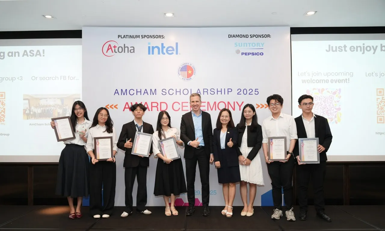 60 suất học bổng AMCHAM 2025 được trao cho những sinh viên xuất sắc