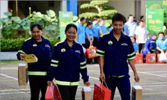 Xây Tết 2026: Những phần quà ý nghĩa trao tay công nhân môi trường đô thị