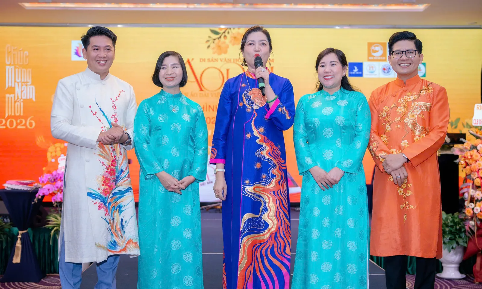 Nam giới tự tin với chiếc áo dài truyền thống